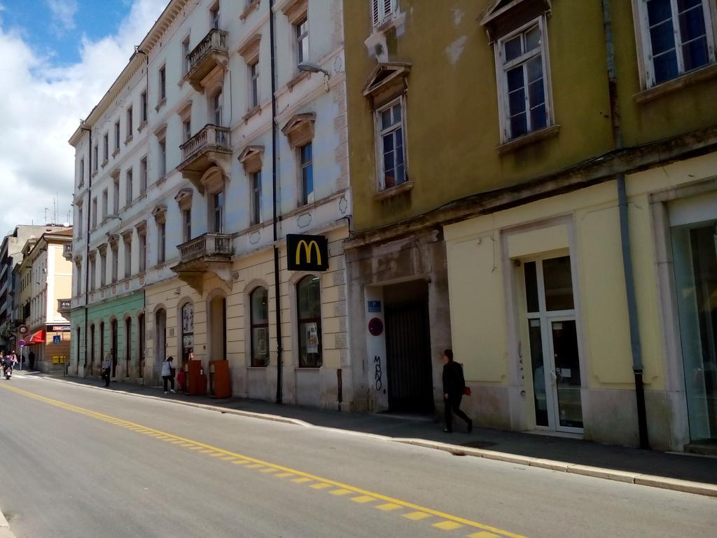 Dejan Apartment Pula Bagian luar foto